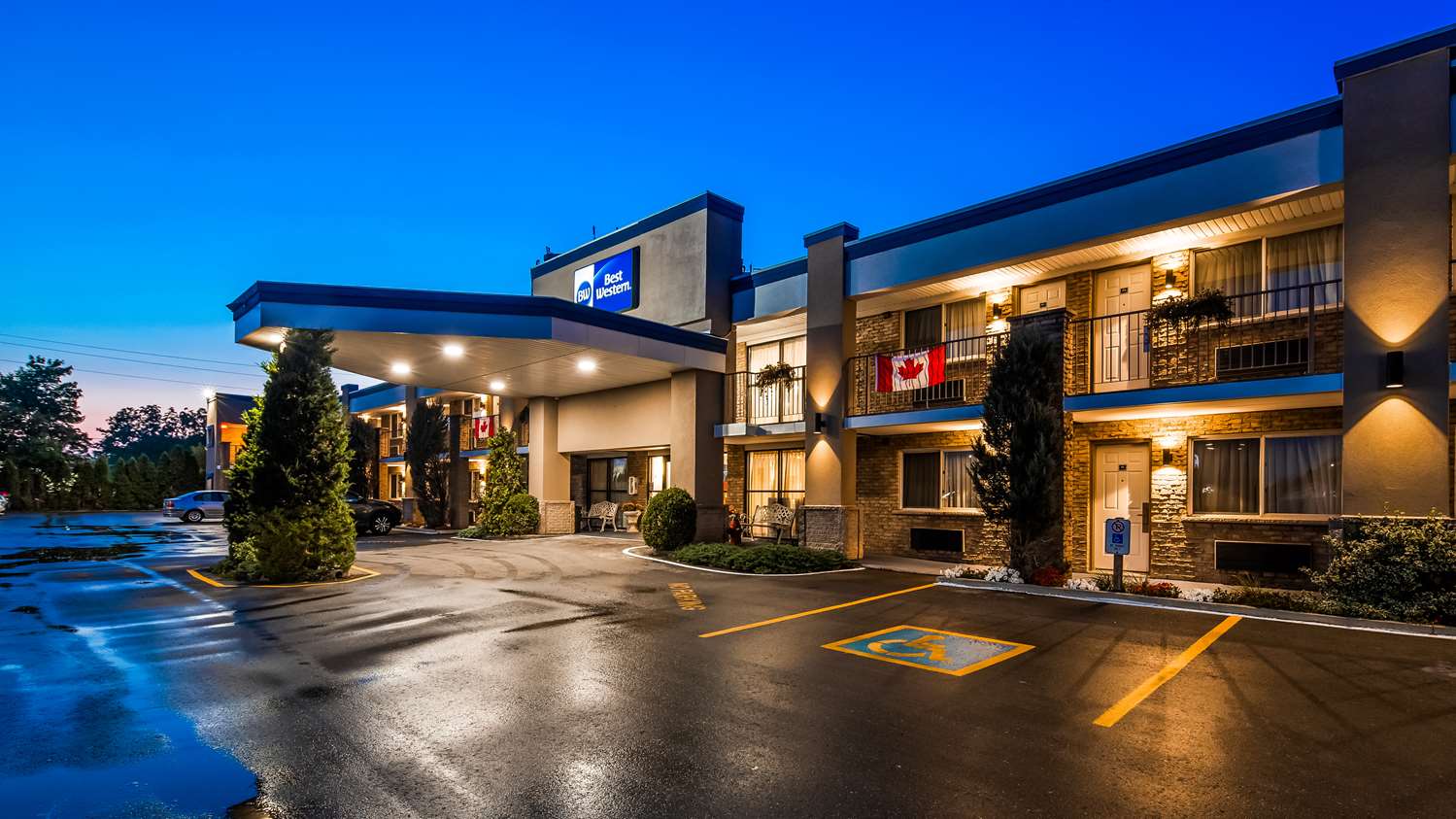 the front of the Best Western Halton Hills at night
