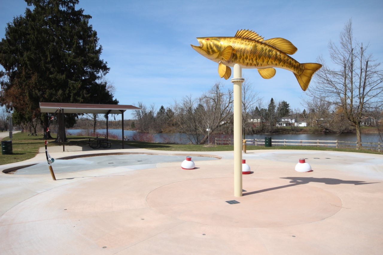 splash pad with fish